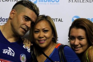 Musim Liburan, Striker Arema Ini Memboyong Keluarganya Pergi Ke Singapura