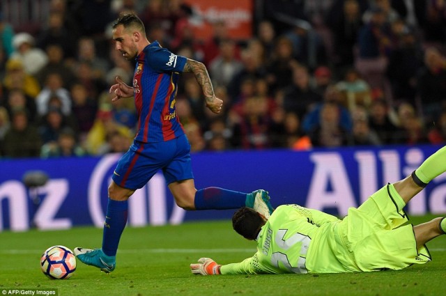 Paco Alcacer melewati hadangan Sirigu