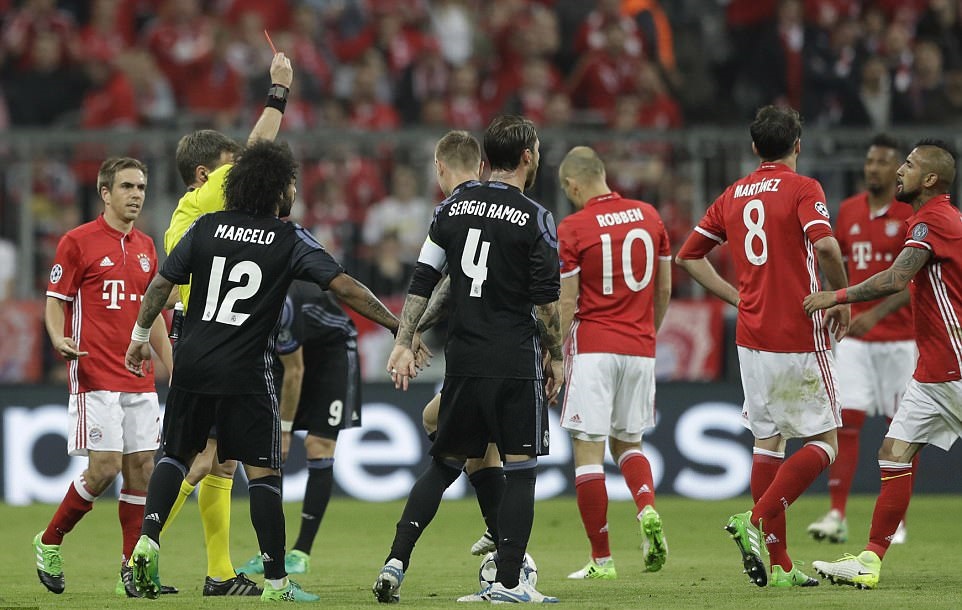 Kartu Merah Javi Martinez - Bayern Munchen
