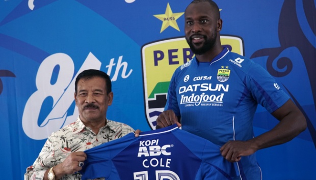 Umuh Muchtar - Carlton Cole
