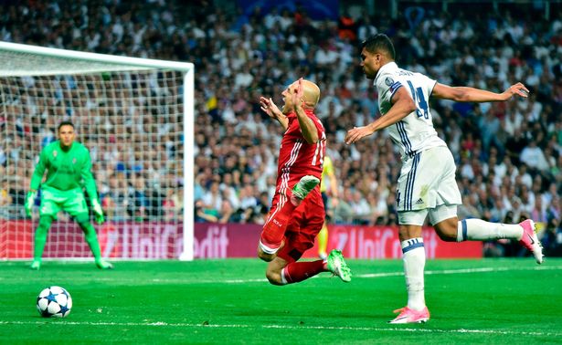 Robben dilanggar Casemiro di kotak penalti