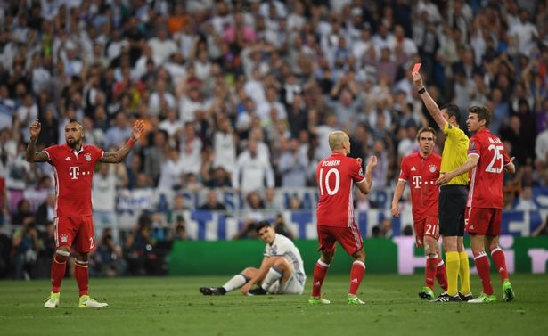 Arturo Vidal mendapatkan kartu merah