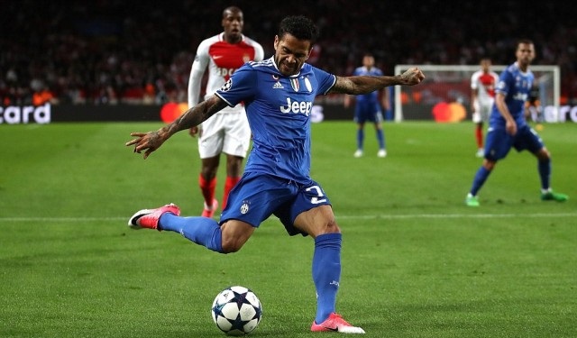 Alves melepas umpan silang yang diselesaikan oleh Higuain