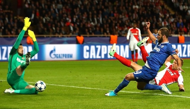 Alves melepas umpan silang yang diselesaikan oleh Higuain